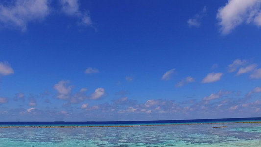 每天旅行在海浪附近的清水和白色沙子视频