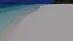 透明海洋在沙巴附近有白色沙子背景12秒视频