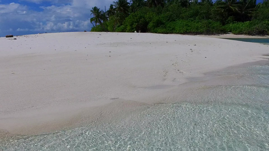 浅水冲破海湾海滩珊瑚礁附近有白沙底背景的浅水视频