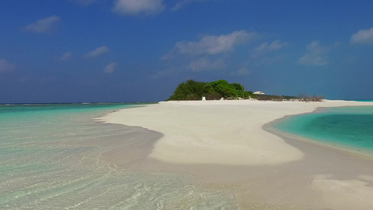 沙巴附近的透明海面和白色沙滩背景的白沙地背景风平浪静视频