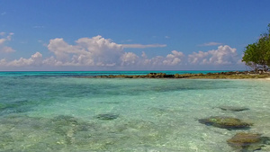 沙洲附近白沙背景清海天堂度假村海滩度假的夏季旅游12秒视频