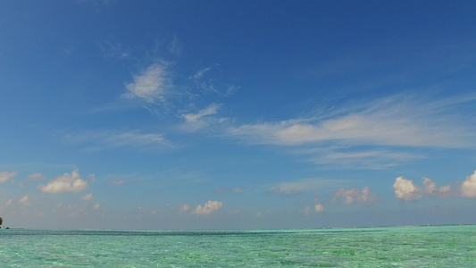 蓝绿海和沙洲附近白沙背景的海洋岛屿海滩探险全景特写视频