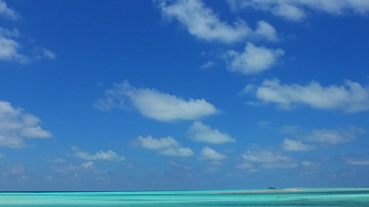 以沙巴附近的蓝环礁和白沙沙本背景进行的天堂岛屿海滩视频