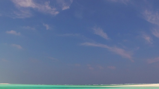 豪华海滨海滩时间的宽角纹理由海浪附近的水蓝色海洋和视频