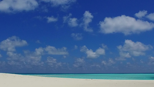 沙滩附近蓝色环礁湖和白色沙沙底背景的浅海海岸海滩时间视频