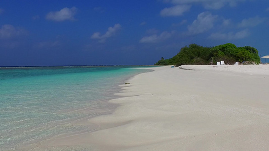 美丽的旅游海滩度假的阳光海景在礁石附近有干净的沙质视频