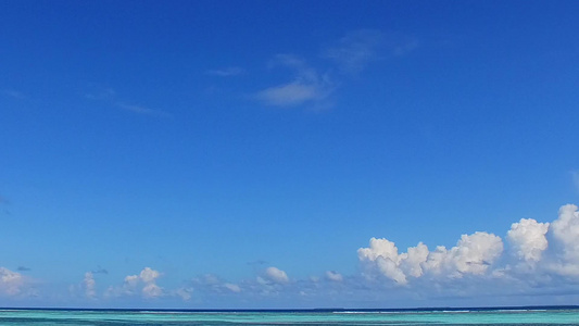 透明的海洋在沙巴附近有白色沙子背景的白海面上进行完美视频