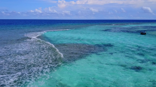 海洋浅海在珊瑚礁附近有白色沙子视频