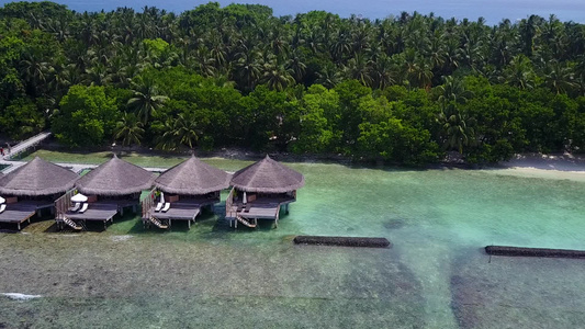 日落前蓝环礁湖和白色沙滩背景的海洋泻湖海滩野生生物视频