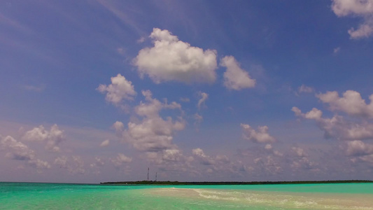 以透明的环礁湖和日落前的亮沙背景来复制宁静海观海滩视频