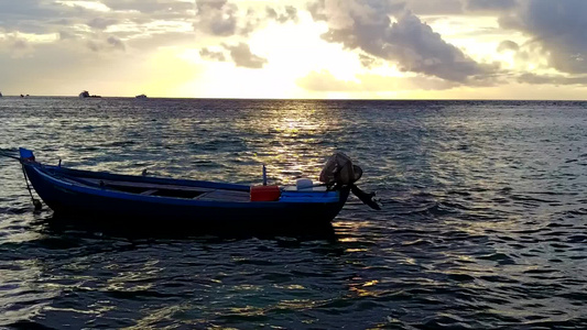 沙洲附近白沙背景清澈的海洋热带海岸线海滩冒险的空荡荡视频