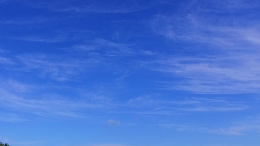 蓝海和沙洲附近白沙背景的海岸海滩假日白天质感视频