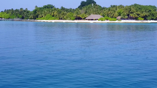 阳光明媚的海岸尽善尽美海滩探险全景在度假胜地附近以视频