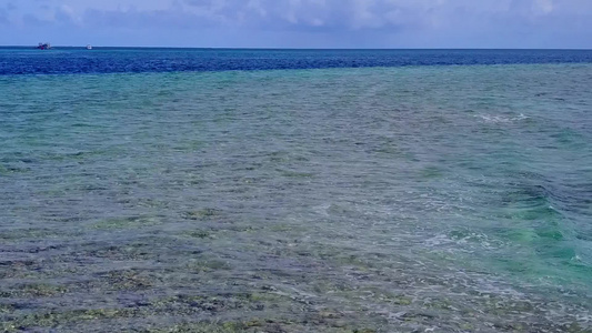 阳光下白沙背景透明海洋的美丽海岸线海滩之旅的阳光景观视频