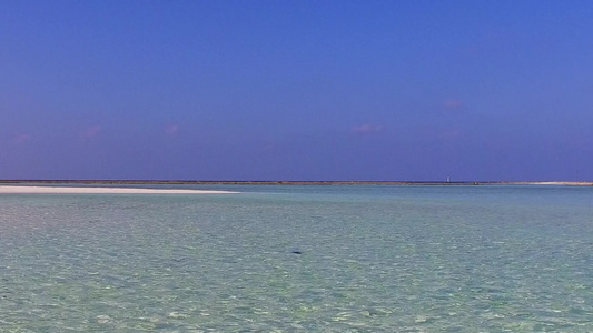 夏季旅行在度假胜地附近通过清海和白色沙沙背景的完美视频