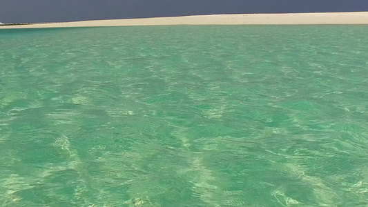 蓝海和沙滩附近的白色沙沙底背景的白沙地打破了奇特岛屿视频