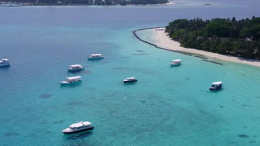 蓝色海洋和接近冲浪的白色沙滩背景对宁静海岸海滩探险视频