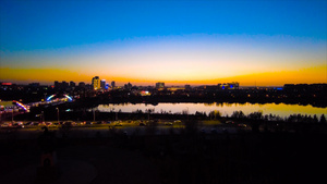 4k延时拍摄夕阳日落城市园林湖泊街道车流日转夜景象64秒视频