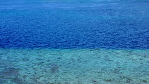 远近度假胜地附近通过清海和白沙滩背景进行美丽的海湾10秒视频