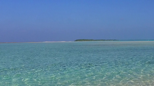 阳光明媚的宁静海岸沙滩风景视频