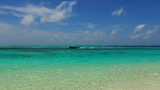 通过阳光下白色沙滩背景的清晰环礁湖海滨海岸海滩旅程视频