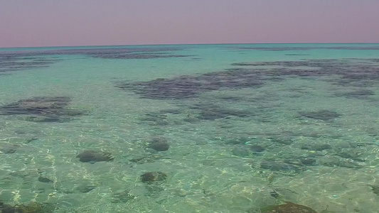 蓝海沿蓝海航行在珊瑚礁附近有白色沙子背景的白沙背景视频