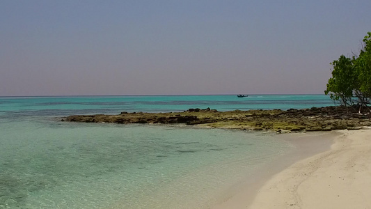 蓝色海洋和棕榈附近的白色沙滩背景完美海滨海滩航行的视频