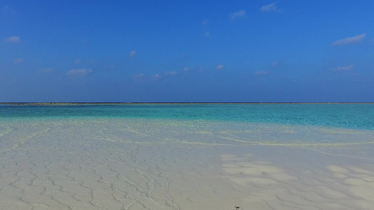 蓝海和沙巴附近清洁沙滩背景的浅沙背景空无豪华海湾海滩视频