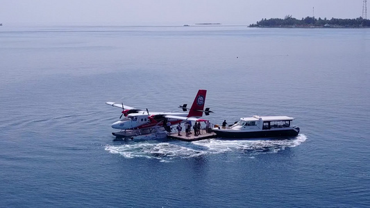 日落前蓝海和白沙背景间断的天堂环礁湖海滩空旷景色视频