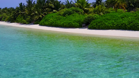 蓝绿色泻湖的豪华海岸海滩度假浪漫海景沙洲附近有白沙视频