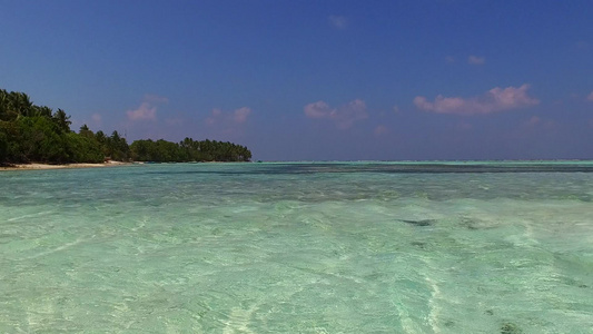 日出后以透明的海洋和白色沙滩背景航行的完美度假度假胜地视频