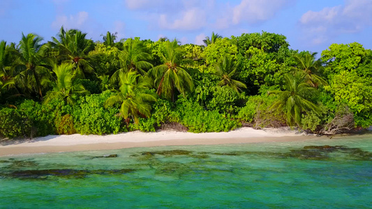 清澈的环礁湖阳光下白色沙滩背景使完美的岛屿海滩断裂视频