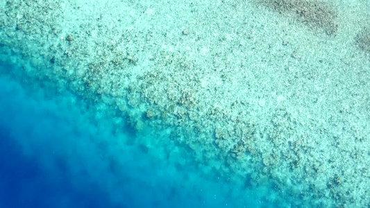 在沙洲附近有白沙背景的蓝色泻湖复制热带旅游海滩时间视频
