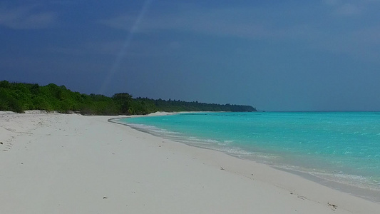 在海浪附近蓝色的水和白色的沙滩背景近距离欣赏宁静的视频