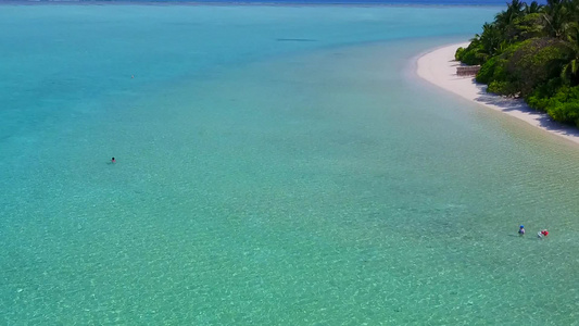 美丽的环礁湖海滩的宽角天空由蓝色海断裂白沙背景在波浪视频