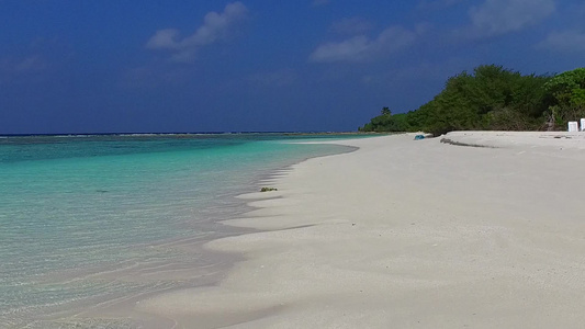 乘蓝水和白色沙滩背景在礁石附近游荡的浪漫之旅视频