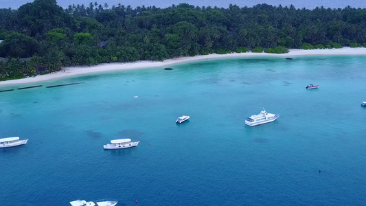 天堂湾海滩度假的浪漫旅游蓝海和接近冲浪的白色沙滩背景视频