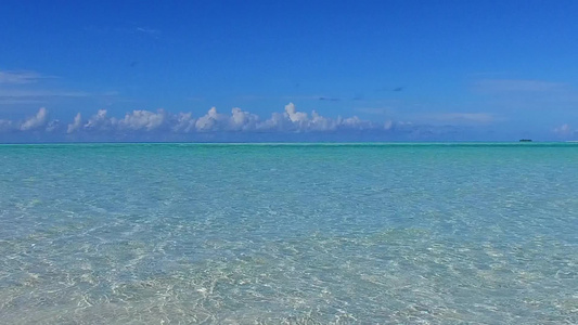 海浪附近有白色沙子背景的绿松石环礁湖具有奇异岛屿海滩视频