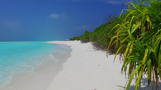 白沙背景的清海在海浪附近进行完美的环礁湖海滩探险旅游视频