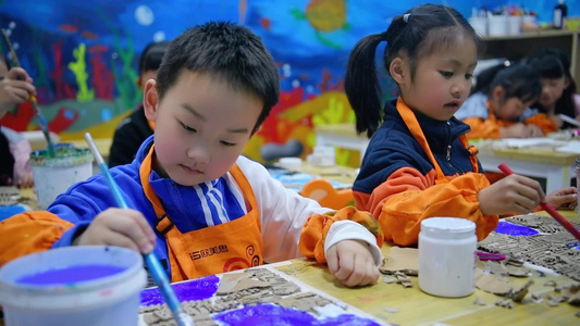 幼儿学生儿童在课堂上学画画水彩画视频