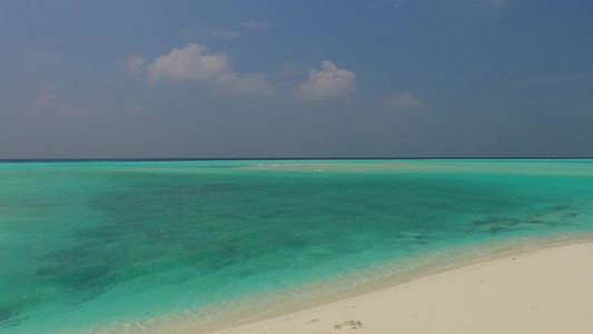 热带海岸海滩野生生物的浪漫风景由海蓝水和靠近珊瑚礁视频