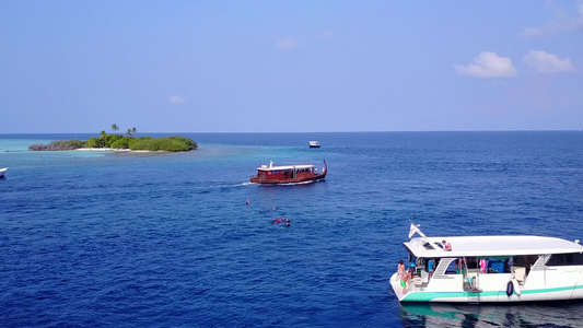 天堂泻湖海滩生活方式的白天全景由透明的海洋与靠近波浪视频