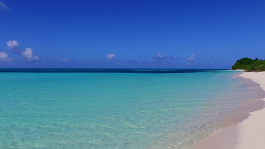 白沙背景的蓝海在冲浪附近进行海滩探险其历史背景接近视频