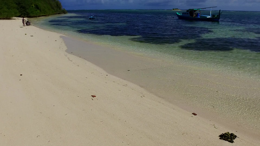 天堂环礁湖海滩因绿绿海和靠近度假胜地的白沙背景而断裂视频