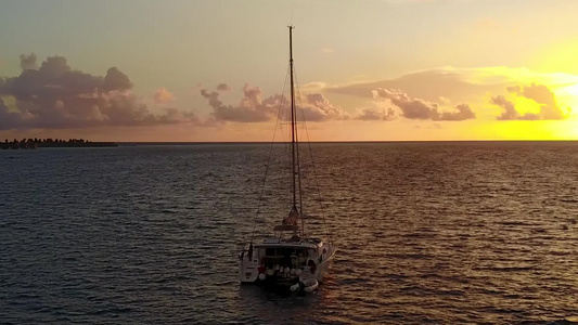 阳光下白色沙滩背景的蓝色泻湖美丽的海岸线海滩之旅的视频