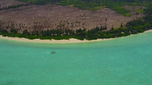 在度假胜地附近有白色沙子背景的浅海中沿浅海和白沙背景视频