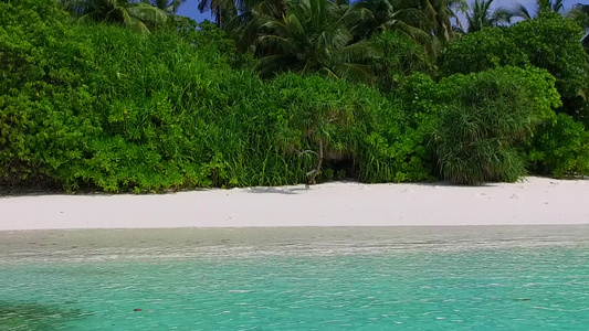 奇异的浪漫风景旅游海滩被海平面打破清沙背景在海浪附近视频