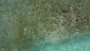 日出后蓝海和白沙面背景的蓝海休宁湾海滩度假的白天性11秒视频