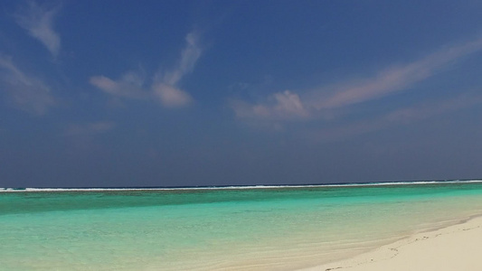 度假村附近白沙背景清澈的海洋美丽海景海滩之旅的日间视频