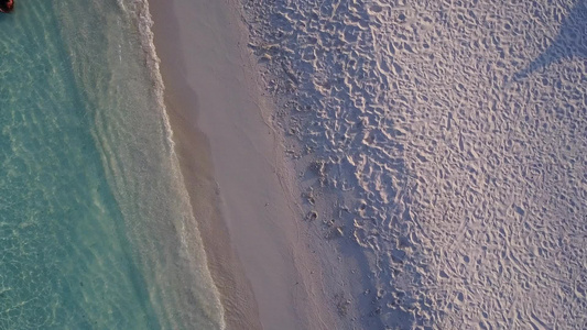 珊瑚附近浅海和白沙背景的浅海和白色沙滩风景视频